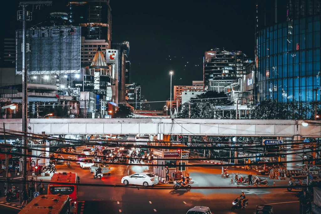 Cruce animado de Bangkok, de noche