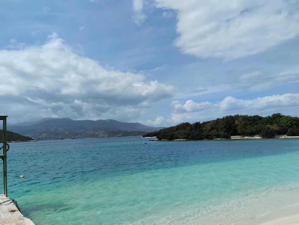 Playa de Ksamil y sus islotes en la costa jónica