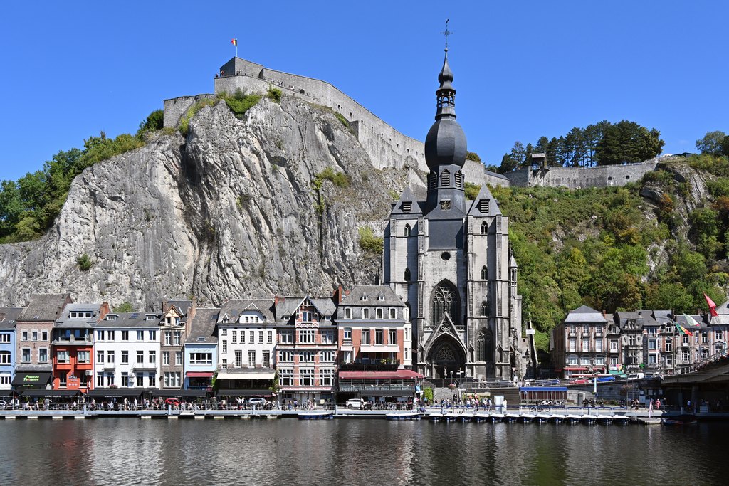 Dinant, sa collégiale et sa citadelle au bord de la Meuse