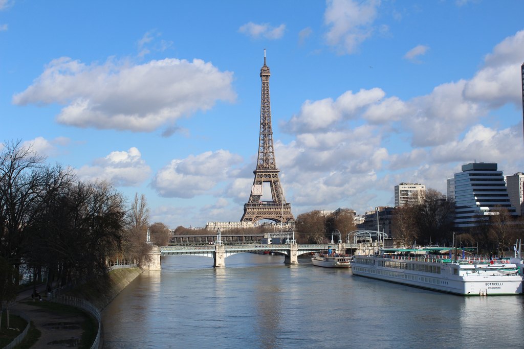 The Eiffel Tower and the Seine seen from Grenelle Bridge