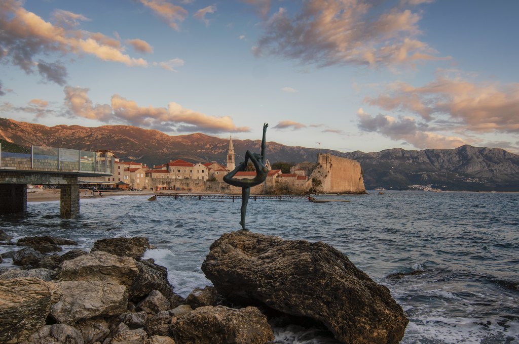 La vieille ville de Budva au coucher du soleil
