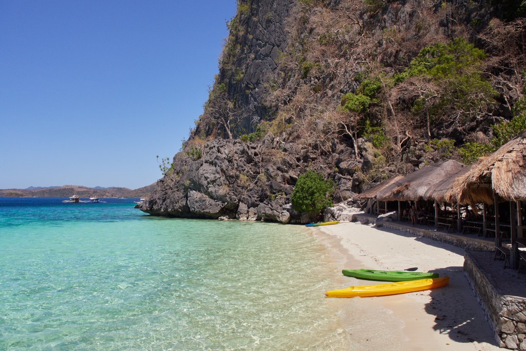 Plage et falaises calcaires de Coron, à Palawan