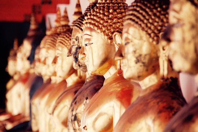Golden Buddha statues